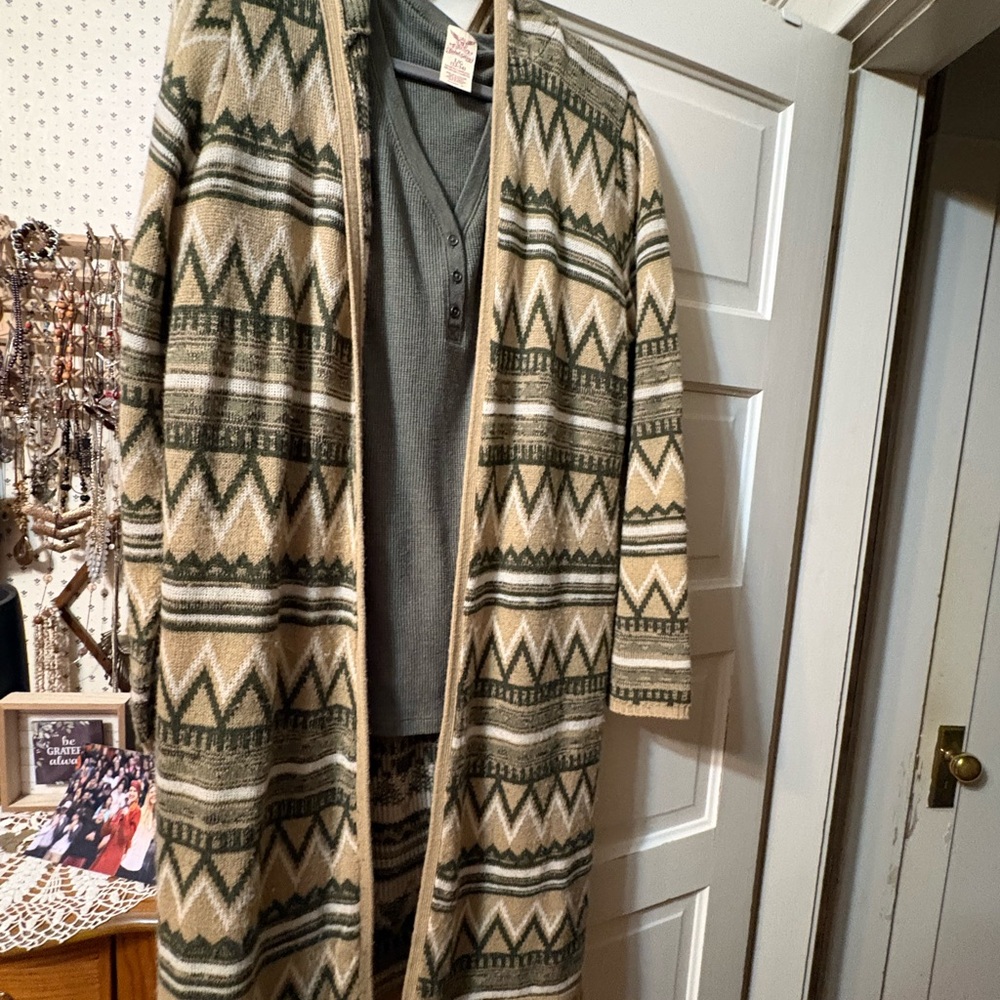 Faded Glory Green and Cream Geometric Zip Cardigan